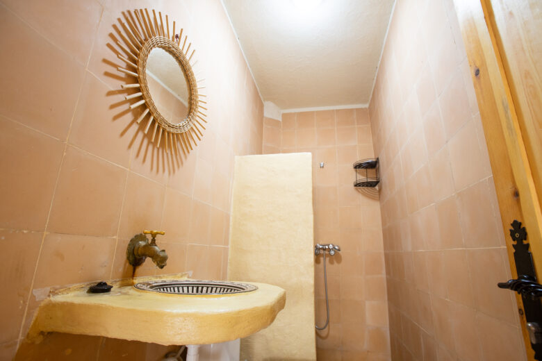 bathroom with moroccan tadelakt at anza surfhouse