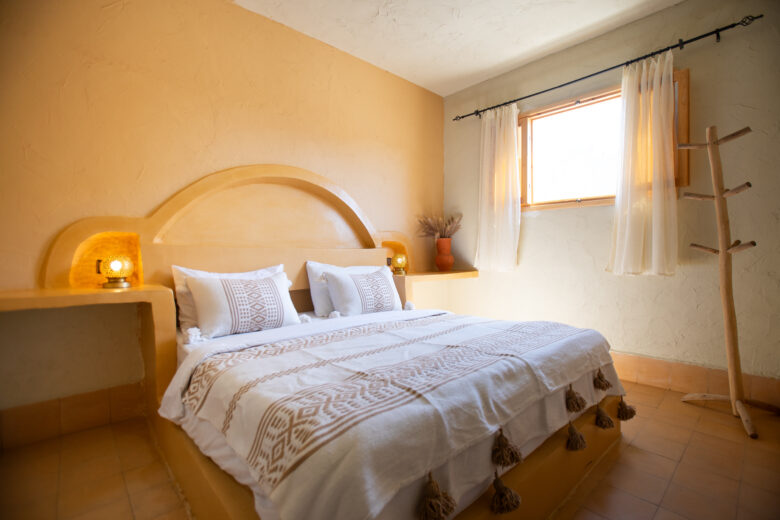 double room with traditional art elemets at anza surfhouse